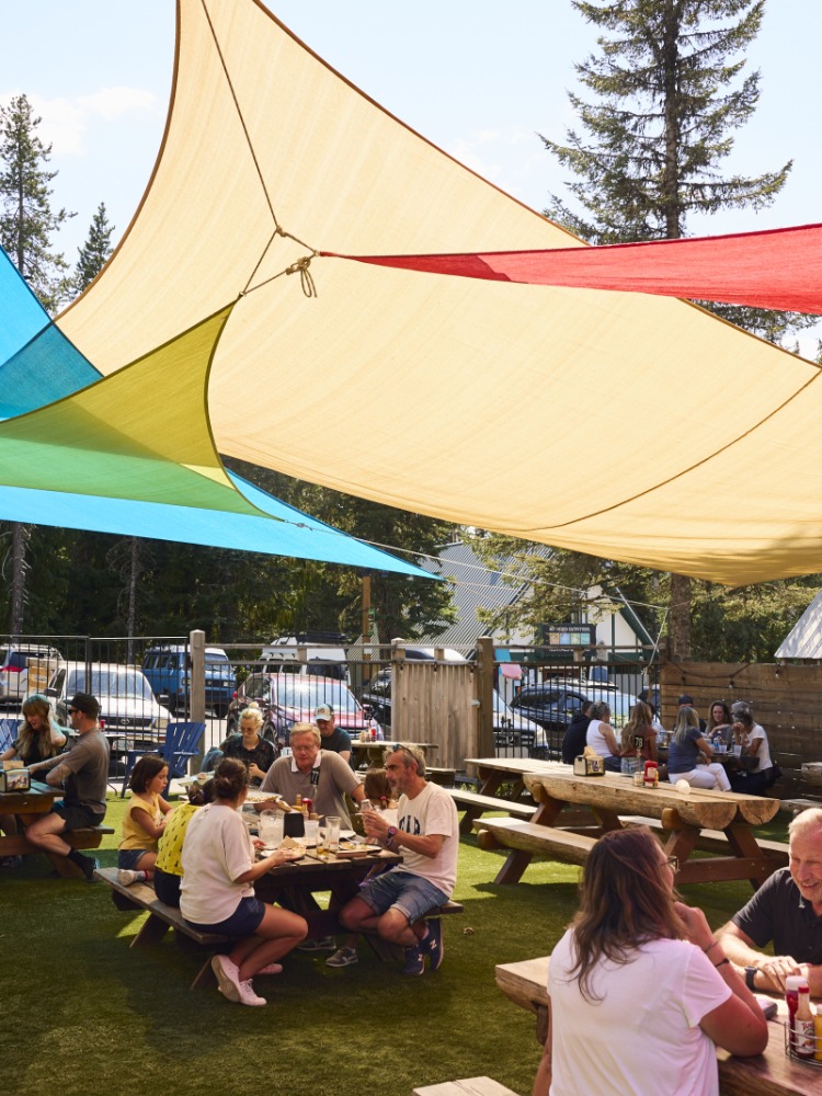 Outdoor dining at Ratskeller in Government Camp