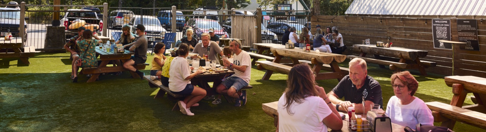 Outdoor dining at Ratskeller in Government Camp