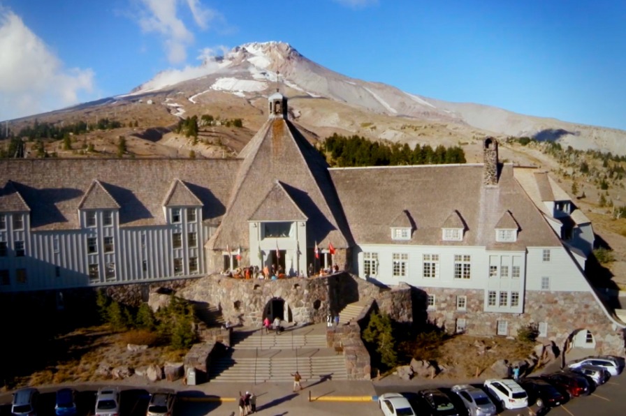 Historic lodge with mountain behind 