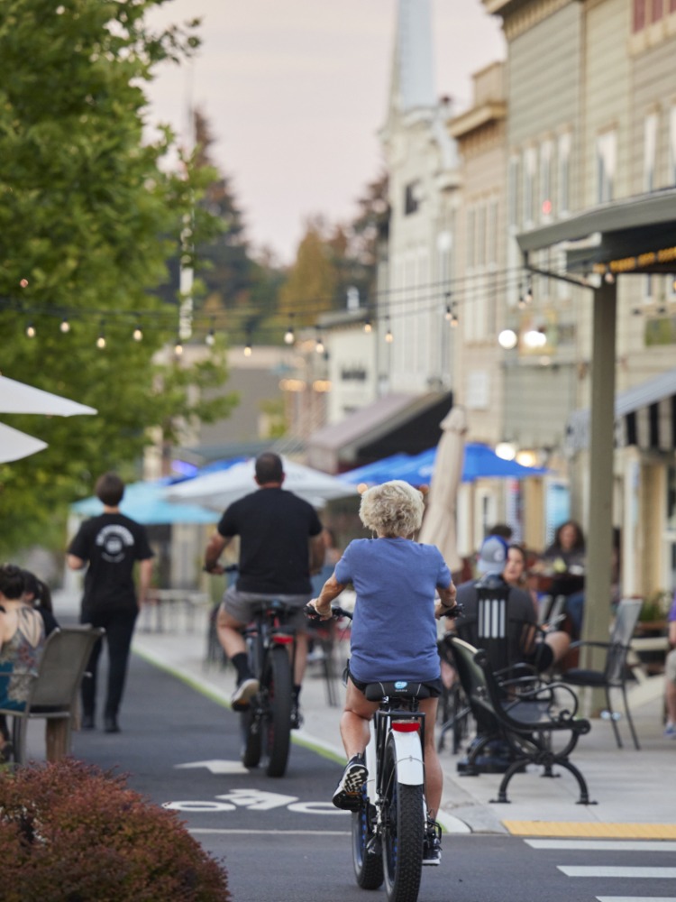 Pedestrians and cyclists on Historic Willamette in West Linn
