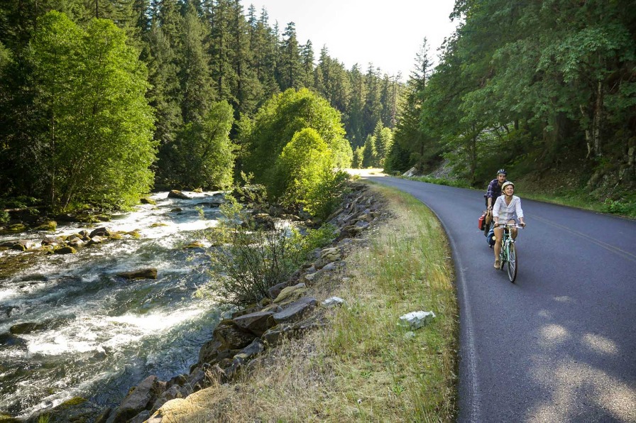 Cascading Rivers Scenic Bikeway couple riding bikes along the river in Oregons Mount Hood Territory.